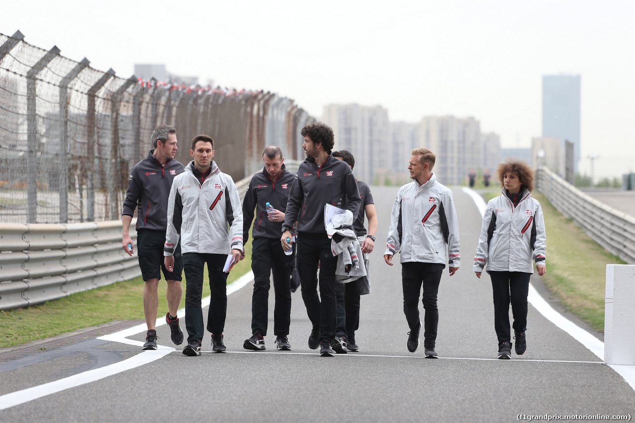 GP CINA, 12.04.2018- Kevin Magnussen (DEN) Haas F1 Team VF-18 walks the circuit