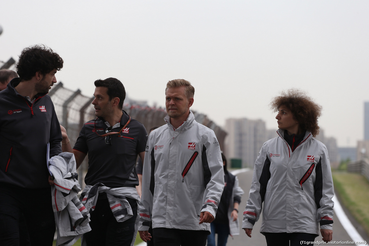 GP CINA, 12.04.2018- Kevin Magnussen (DEN) Haas F1 Team VF-18 walks the circuit