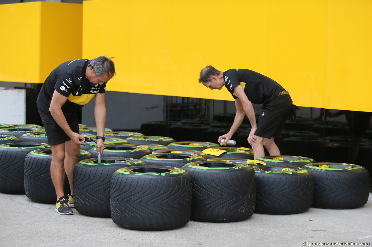GP CINA, 12.04.2018- Renault meccanici works on tyres