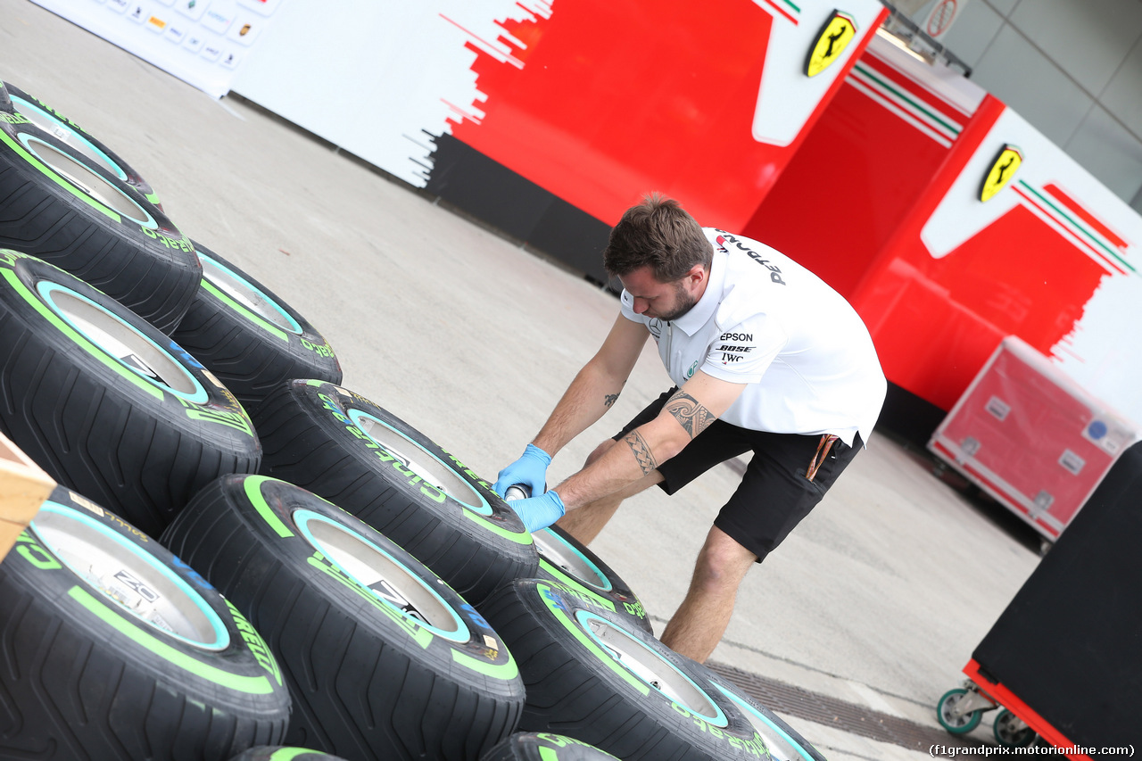 GP CINA, 12.04.2018- Mercedes mechanic works on tyres