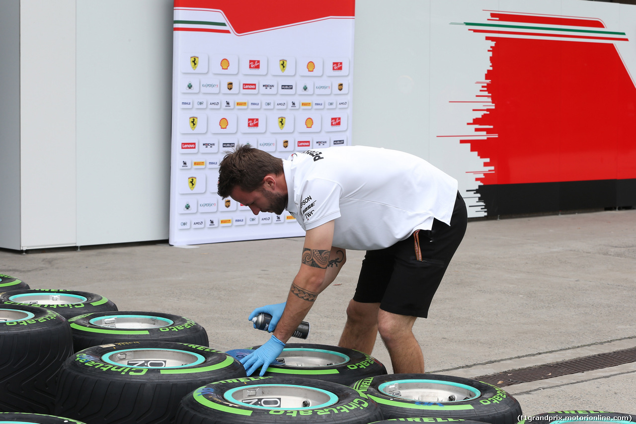 GP CINA, 12.04.2018- Mercedes mechanic works on tyres