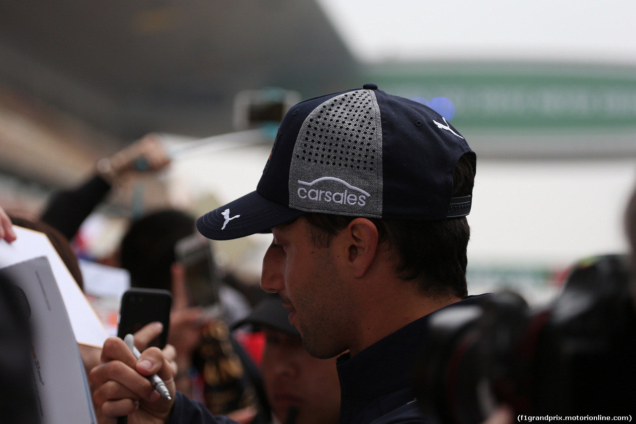 GP CINA, 12.04.2018- Autograph Session, Daniel Ricciardo (AUS) Red Bull Racing RB14