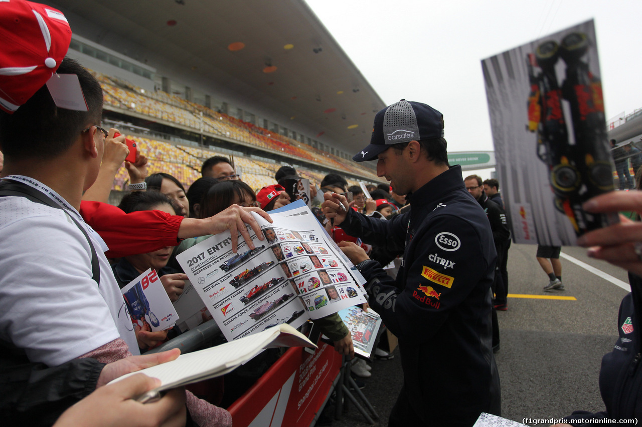 GP CINA, 12.04.2018- Autograph Session, Daniel Ricciardo (AUS) Red Bull Racing RB14