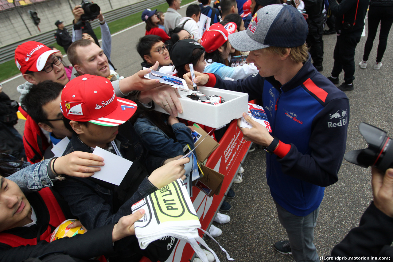 GP CINA, 12.04.2018- Autograph Session, Brendon Hartley (FRA) Scuderia Toro Rosso STR13