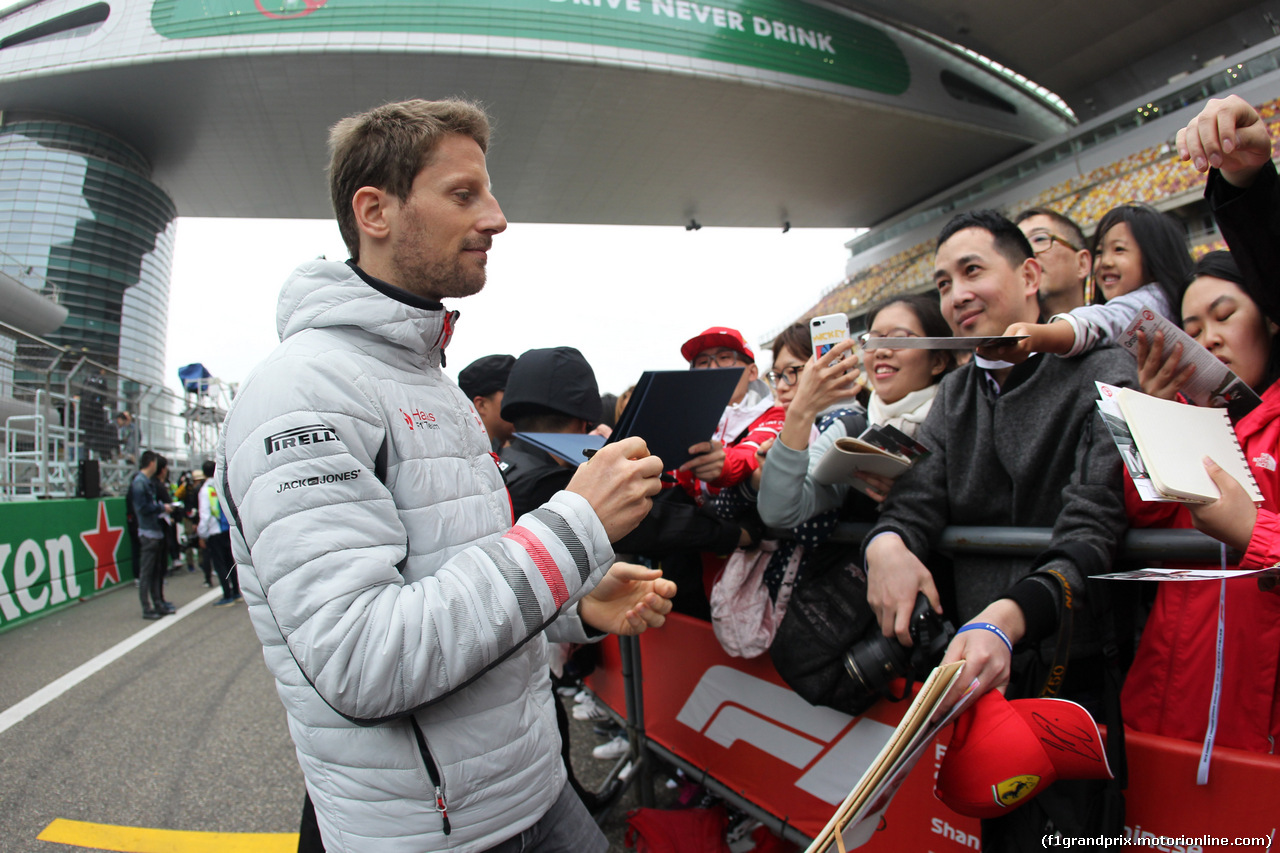GP CINA, 12.04.2018- Autograph Session, Romain Grosjean (FRA) Haas F1 Team VF-18