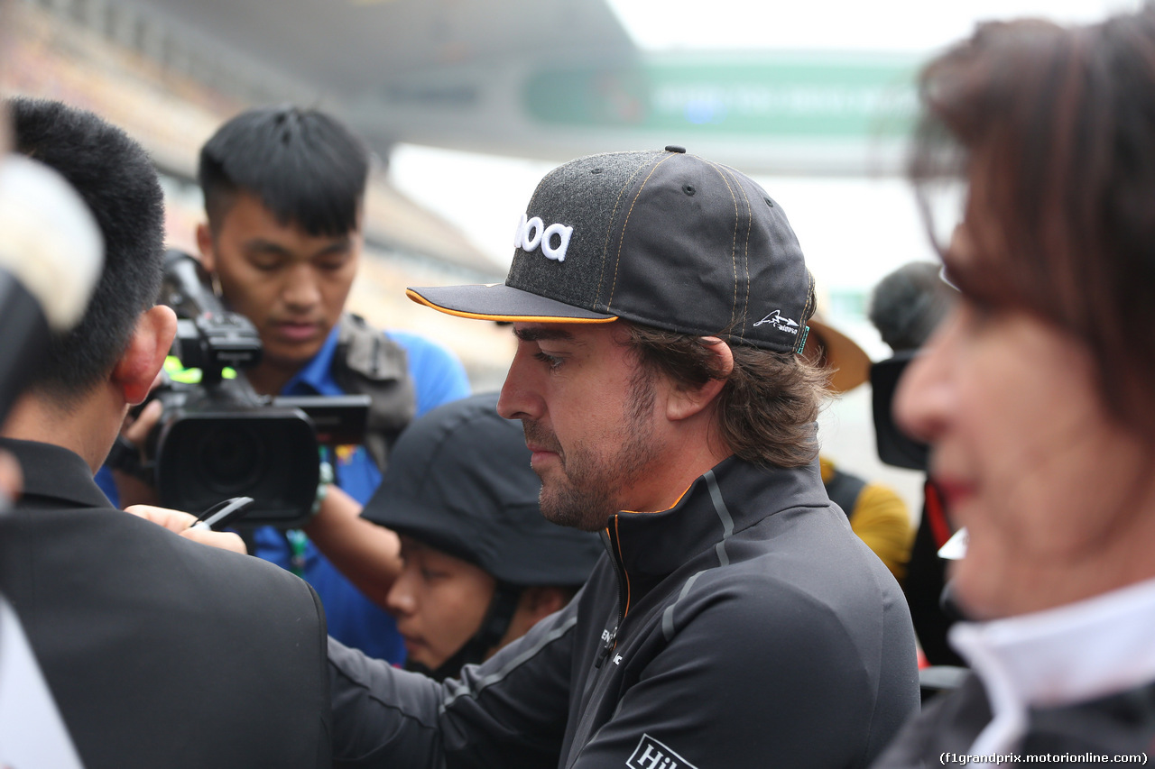 GP CINA, 12.04.2018- Autograph Session, Fernando Alonso (ESP) McLaren Renault MCL33