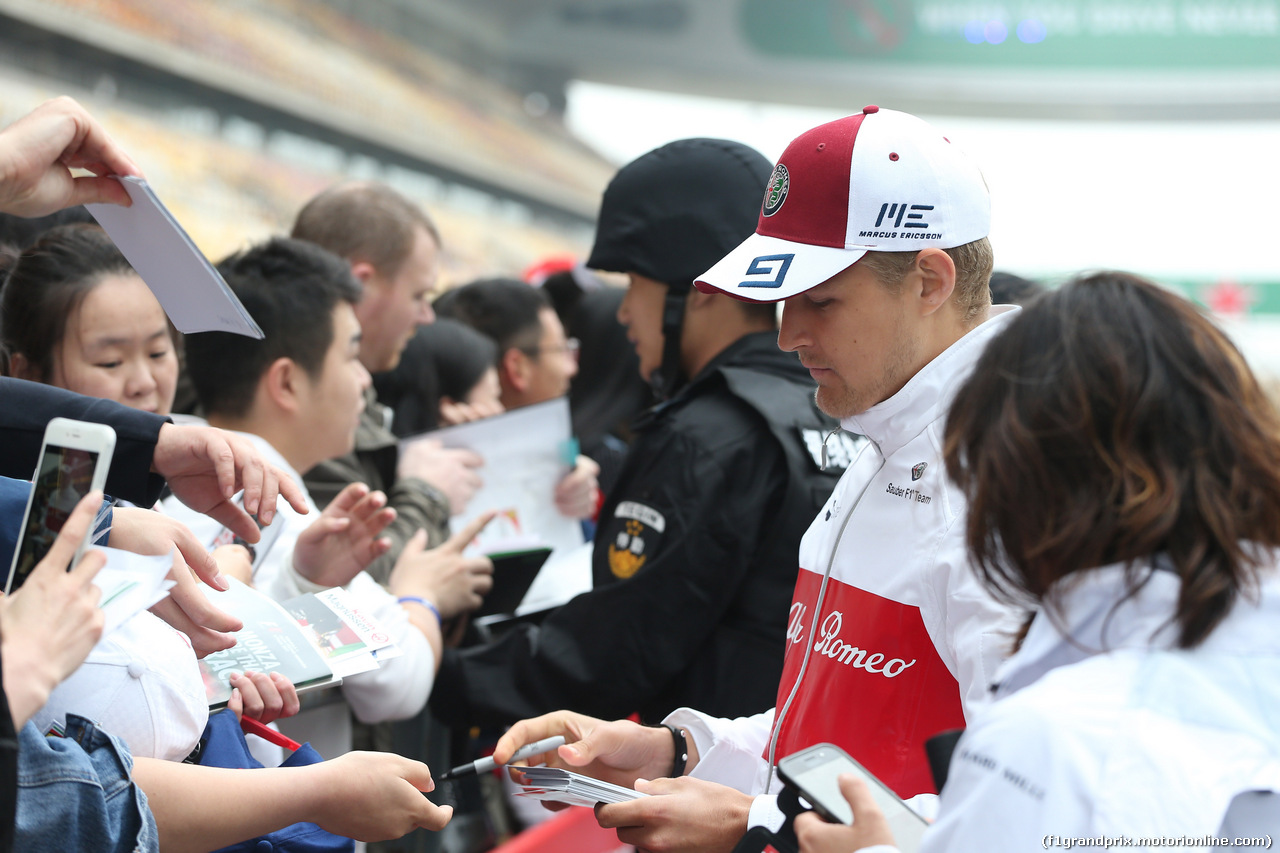 GP CINA, 12.04.2018- Autograph Session, Marcus Ericsson (SUE) Alfa Romeo Sauber C37