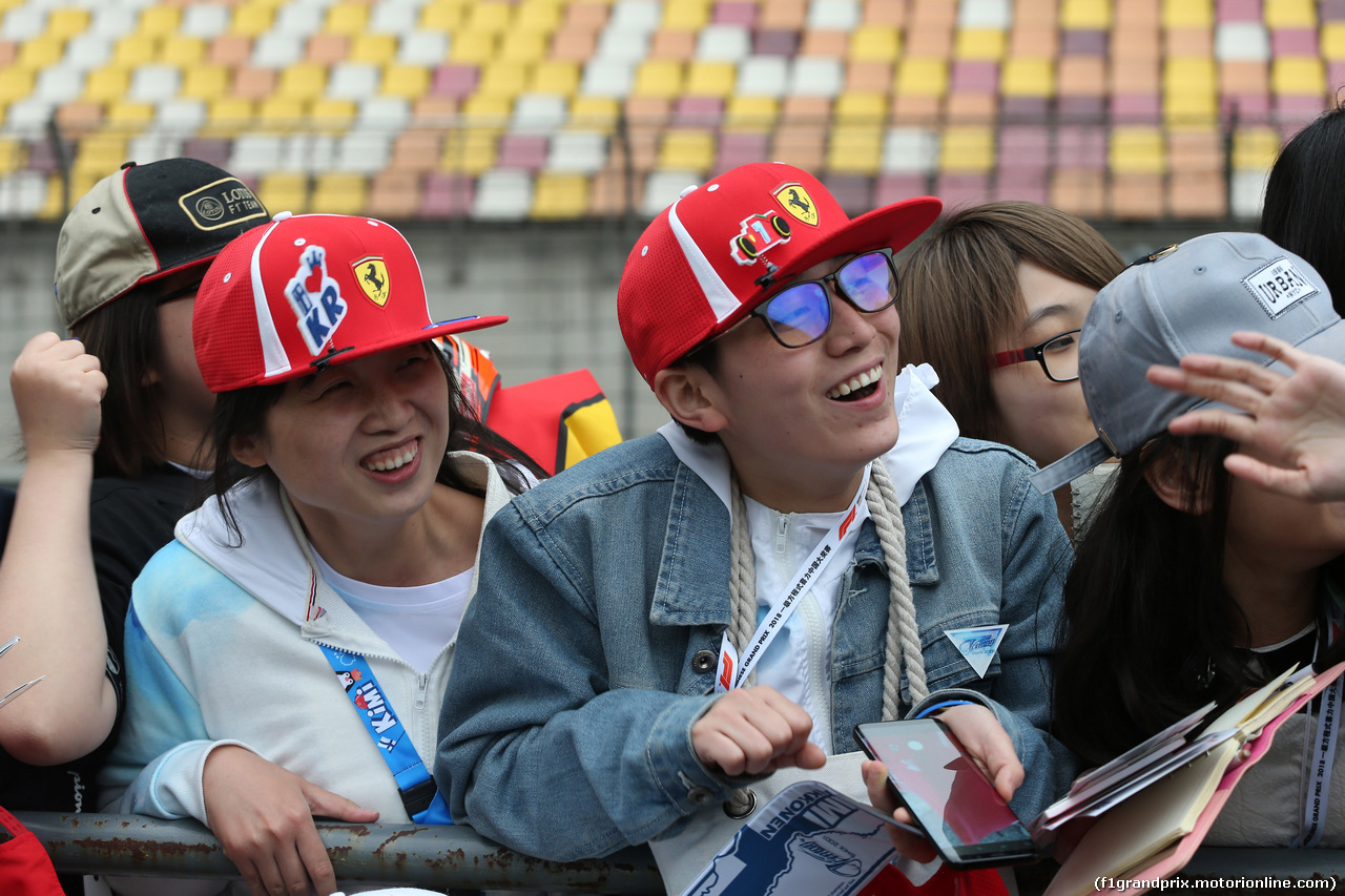 GP CINA, 12.04.2018- Kimi Raikkonen (FIN) Ferrari SF71H Fans