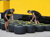 GP CINA, 12.04.2018- Renault meccanici works on tyres