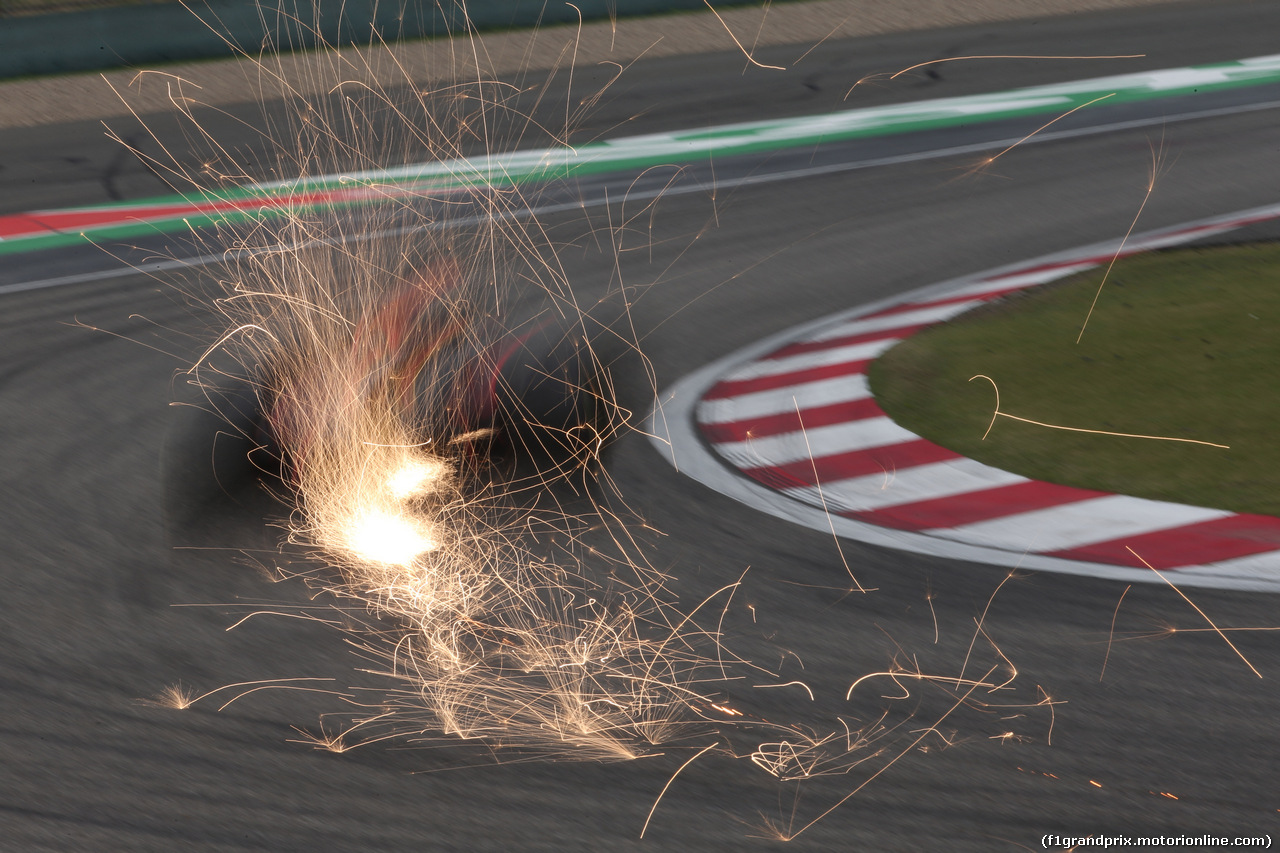 GP CINA, 14.04.2018- Prove Libere 3, Daniel Ricciardo (AUS) Red Bull Racing RB14 sparks