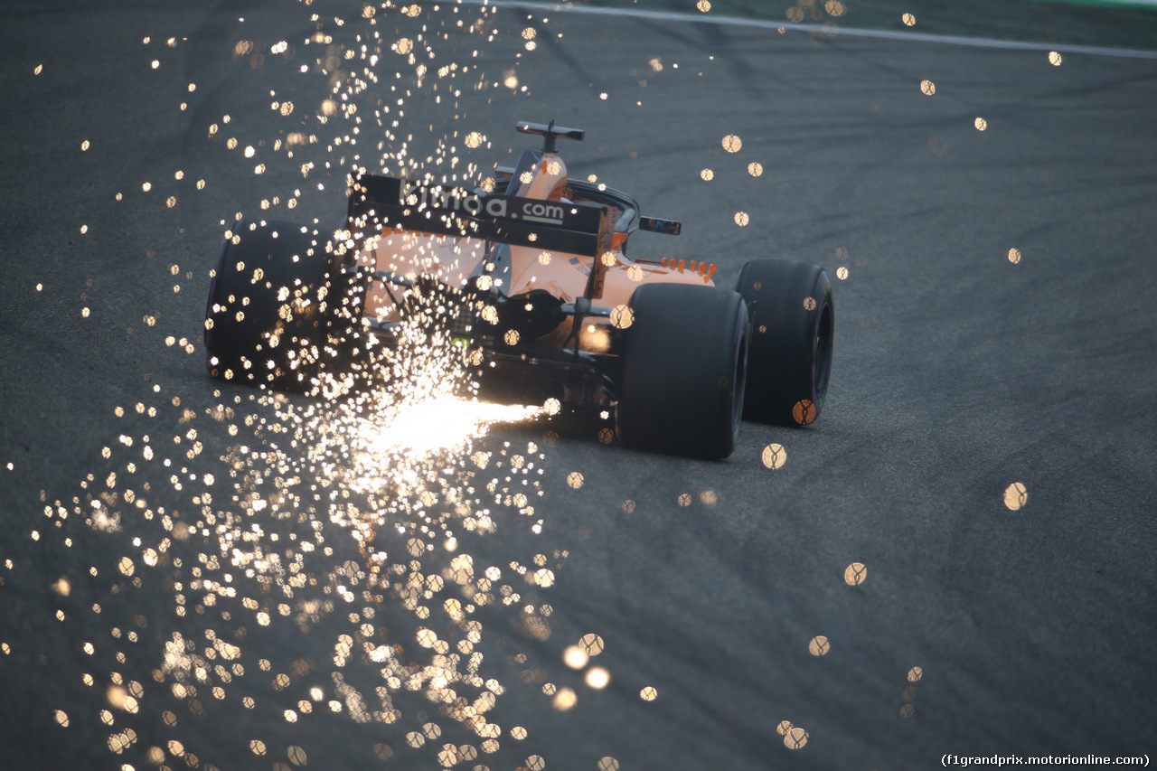 GP CINA, 14.04.2018- Prove Libere 3, Fernando Alonso (ESP) McLaren Renault MCL33 sparks
