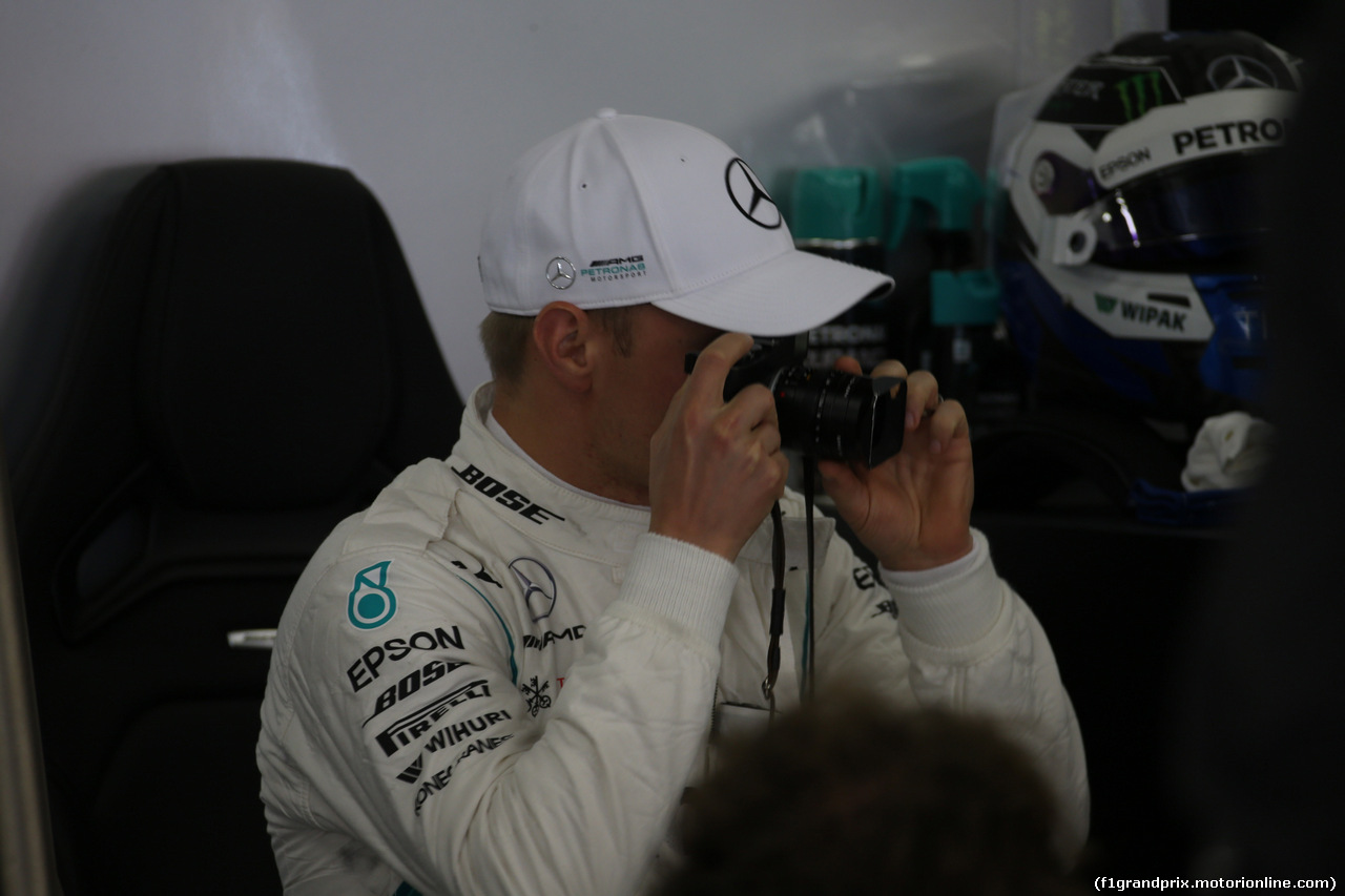 GP CINA, 13.04.2018-  Valtteri Bottas (FIN) Mercedes AMG F1 W09 is taking pictures in the garage