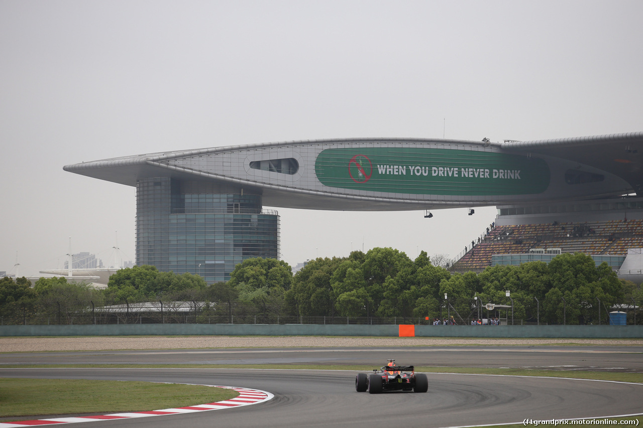 GP CINA, 13.04.2018- Prove Libere 2, Daniel Ricciardo (AUS) Red Bull Racing RB14