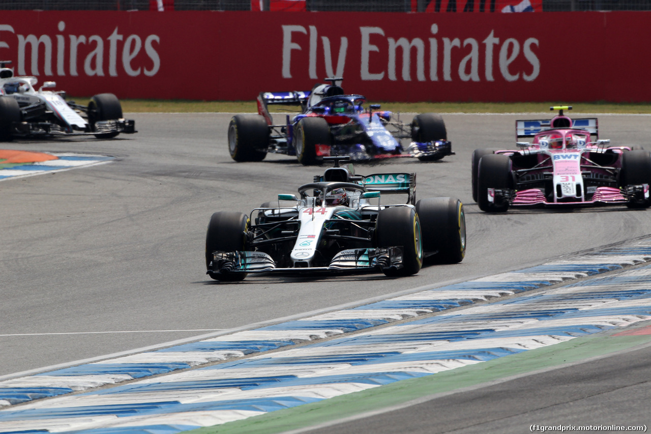 GP GERMANIA, 22.07.2018 - Gara, Lewis Hamilton (GBR) Mercedes AMG F1 W09 e Sergio Perez (MEX) Sahara Force India F1 VJM011