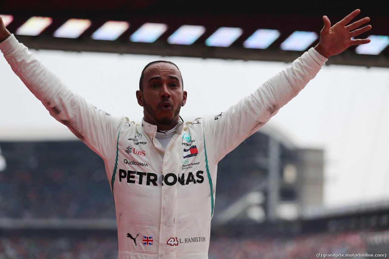 Lewis Hamilton festeggia la vittoria, ottenuta con una strepitosa rimonta (copyright: f1grandprix.motorionline.com)
