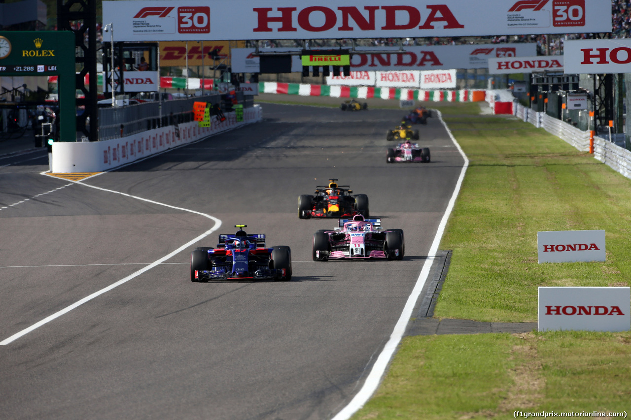 GP GIAPPONE, 07.10.2018 - Gara, Pierre Gasly (FRA) Scuderia Toro Rosso STR13 e Sergio Perez (MEX) Racing Point Force India F1 VJM11