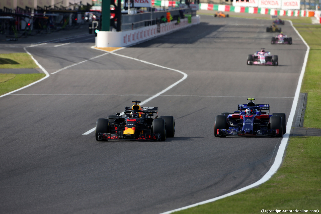 GP GIAPPONE, 07.10.2018 - Gara, Daniel Ricciardo (AUS) Red Bull Racing RB14 e Pierre Gasly (FRA) Scuderia Toro Rosso STR13