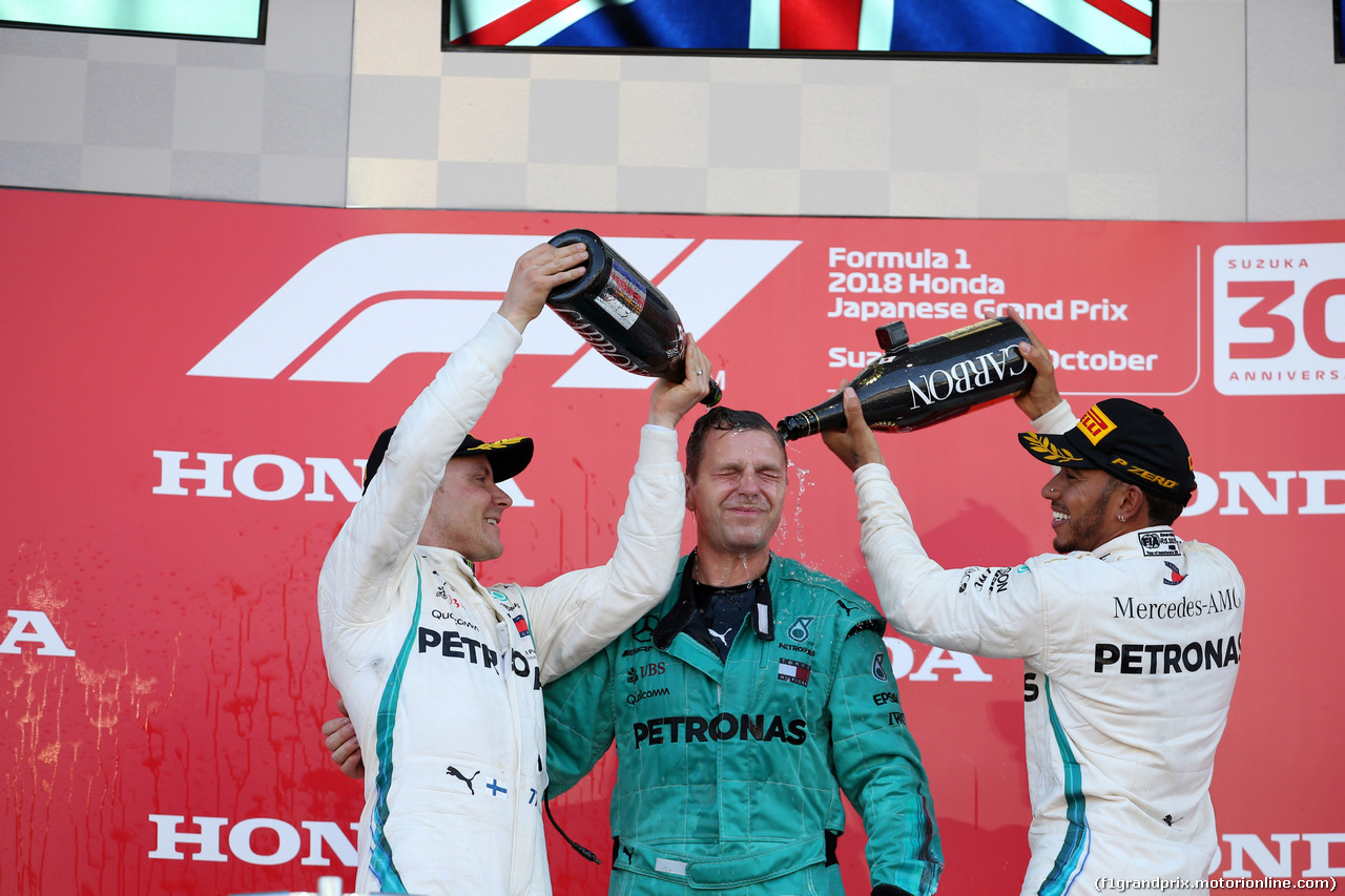 GP GIAPPONE, 07.10.2018 - Gara, 2nd place Valtteri Bottas (FIN) Mercedes AMG F1 W09 e Lewis Hamilton (GBR) Mercedes AMG F1 W09 vincitore
