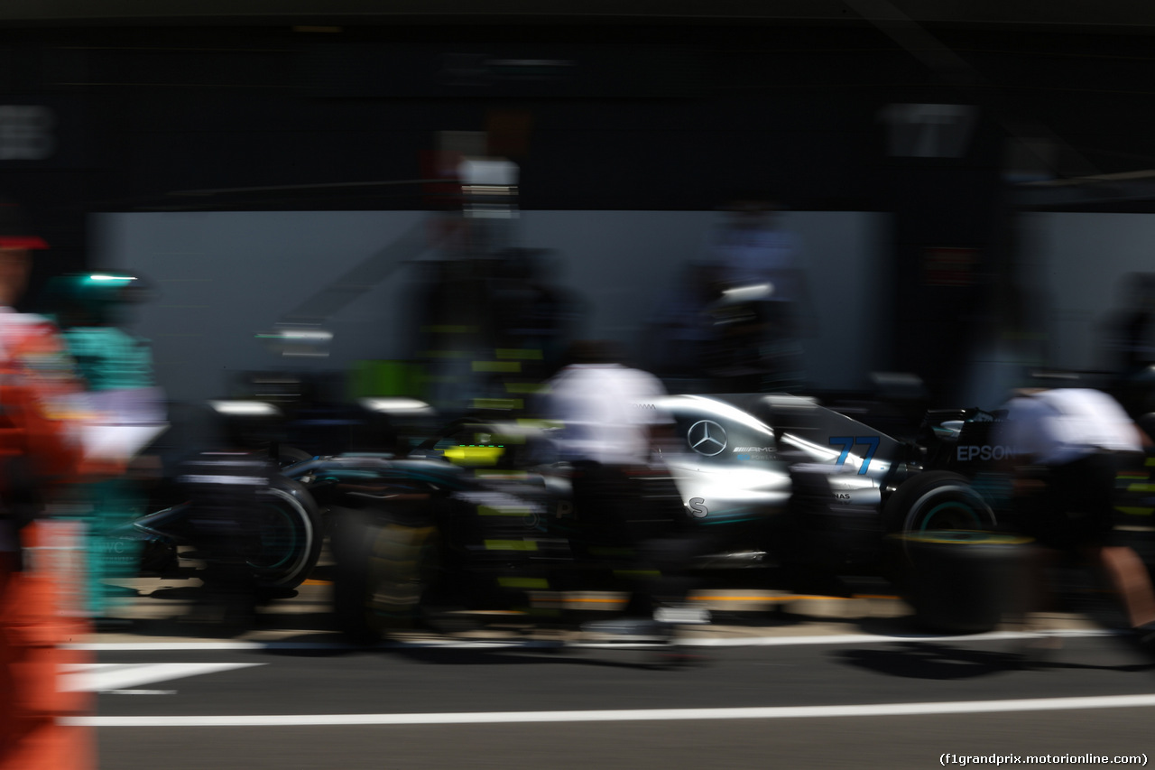 GP GRAN BRETAGNA, 08.07.2018- Gara, Valtteri Bottas (FIN) Mercedes AMG F1 W09 during pit stop