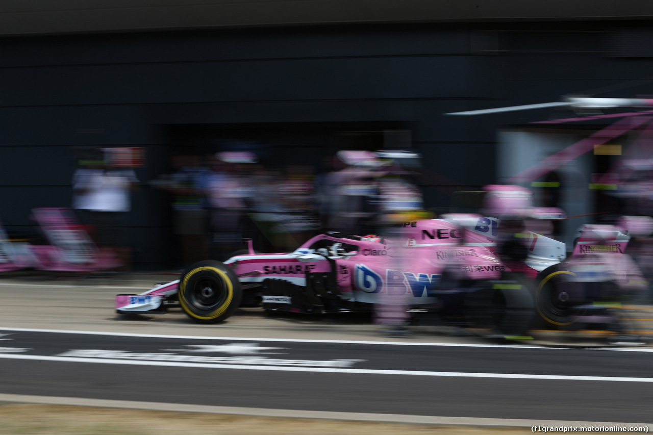 GP GRAN BRETAGNA, 08.07.2018- Gara, Sergio Perez (MEX) Sahara Force India F1 VJM11 during pit stop