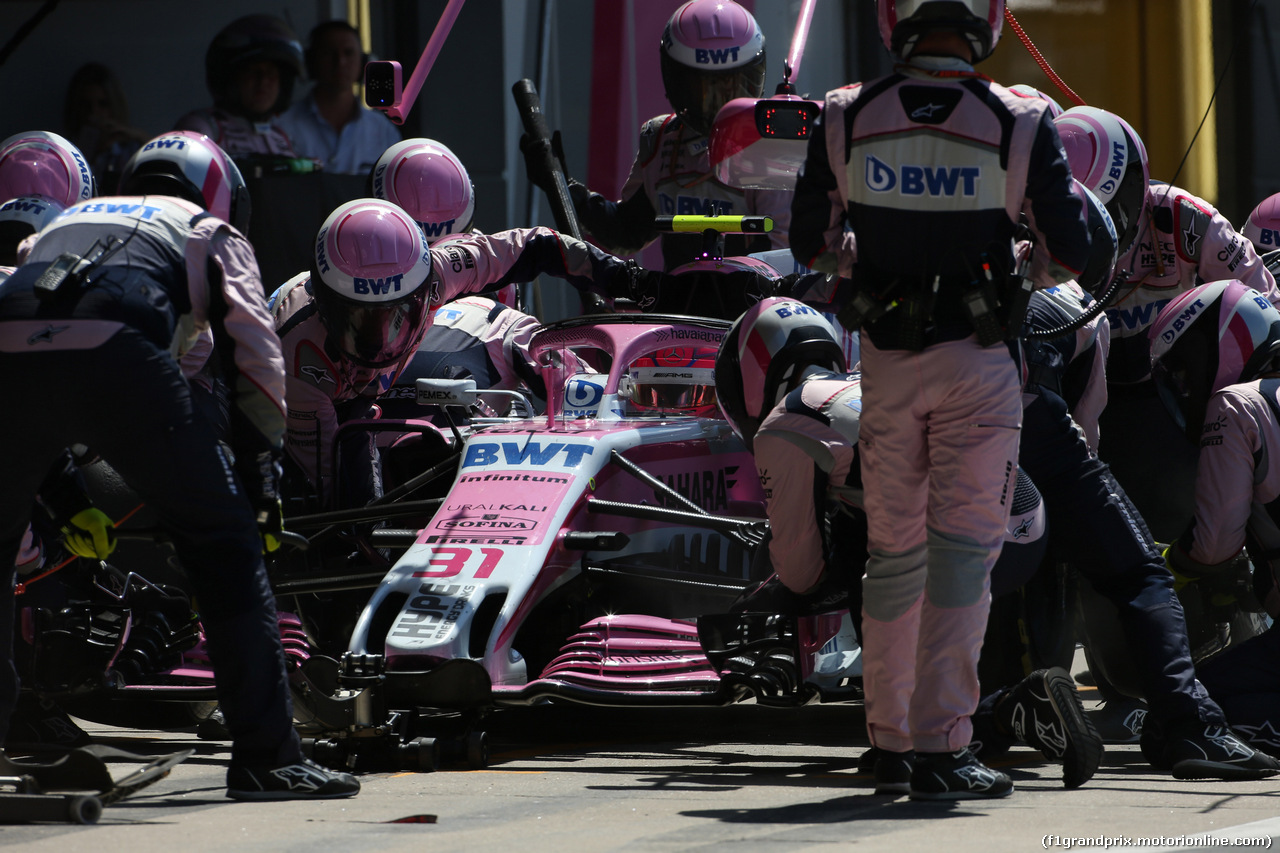 GP GRAN BRETAGNA, 08.07.2018- Gara, Esteban Ocon (FRA) Sahara Force India F1 VJM11 during pit stop