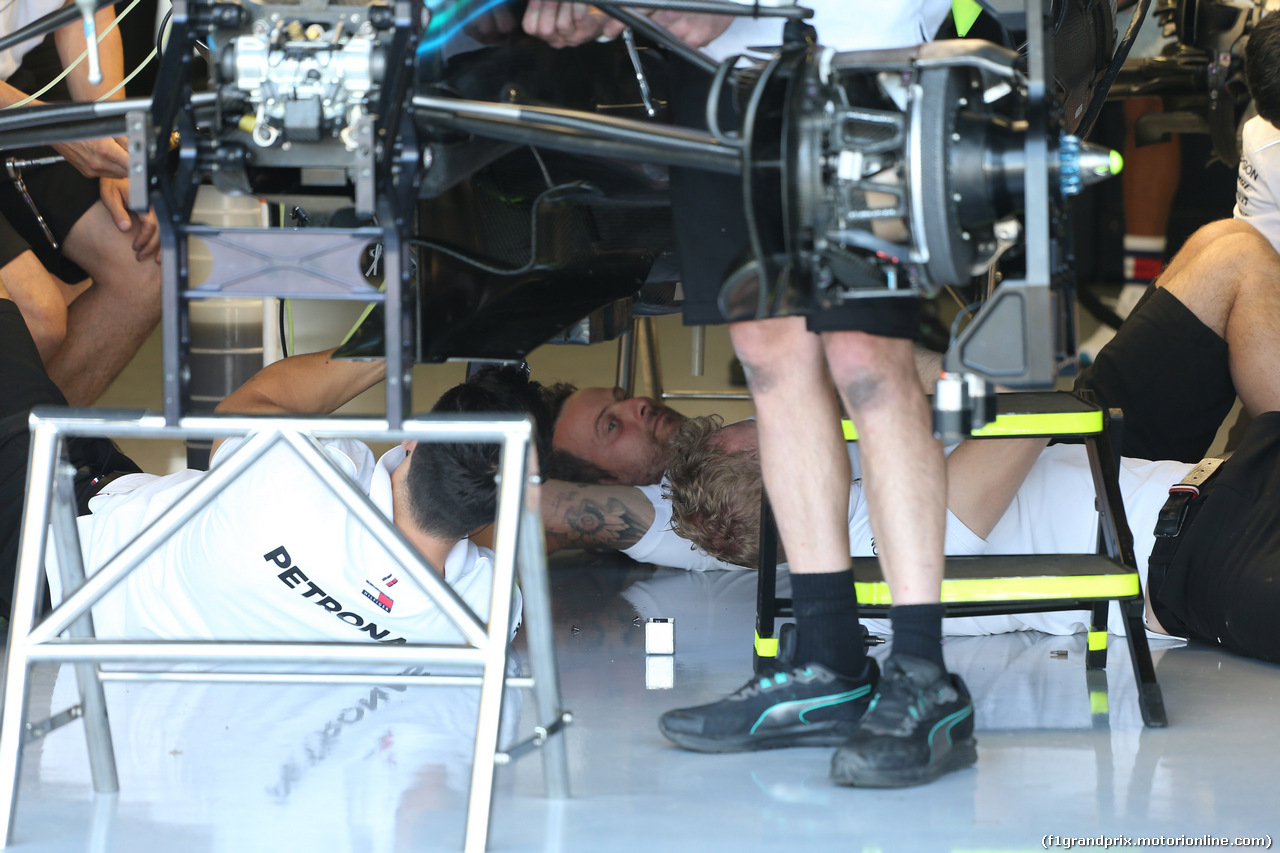 GP GRAN BRETAGNA, 05.07.2018- mechanic works on Mercedes AMG F1 W09