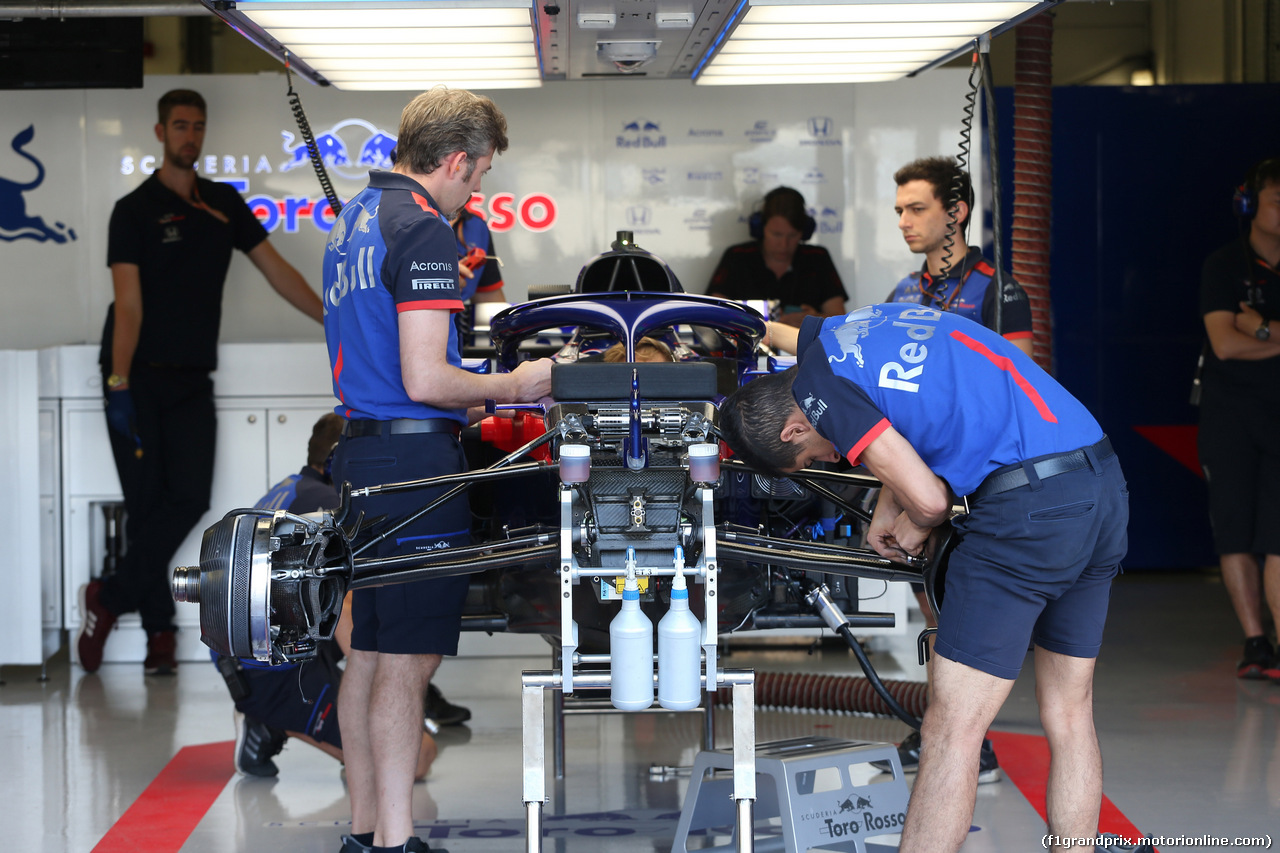 GP GRAN BRETAGNA, 05.07.2018- Mechanics work on Scuderia Toro Rosso STR13