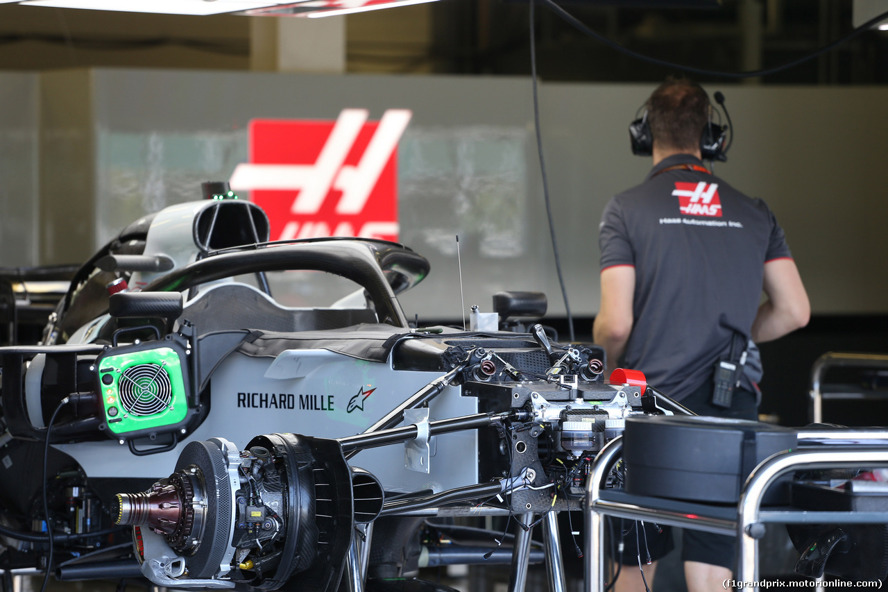 GP GRAN BRETAGNA, 05.07.2018- mechanic works Haas F1 Team VF-18