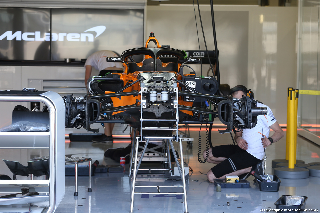 GP GRAN BRETAGNA, 05.07.2018- Mechanic works on McLaren Renault MCL33