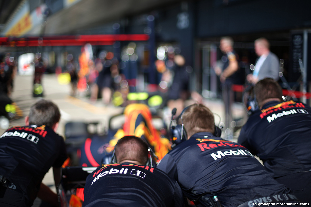 GP GRAN BRETAGNA, 05.07.2018- Aston Martin Red Bull Racing meccanici pit stop practice