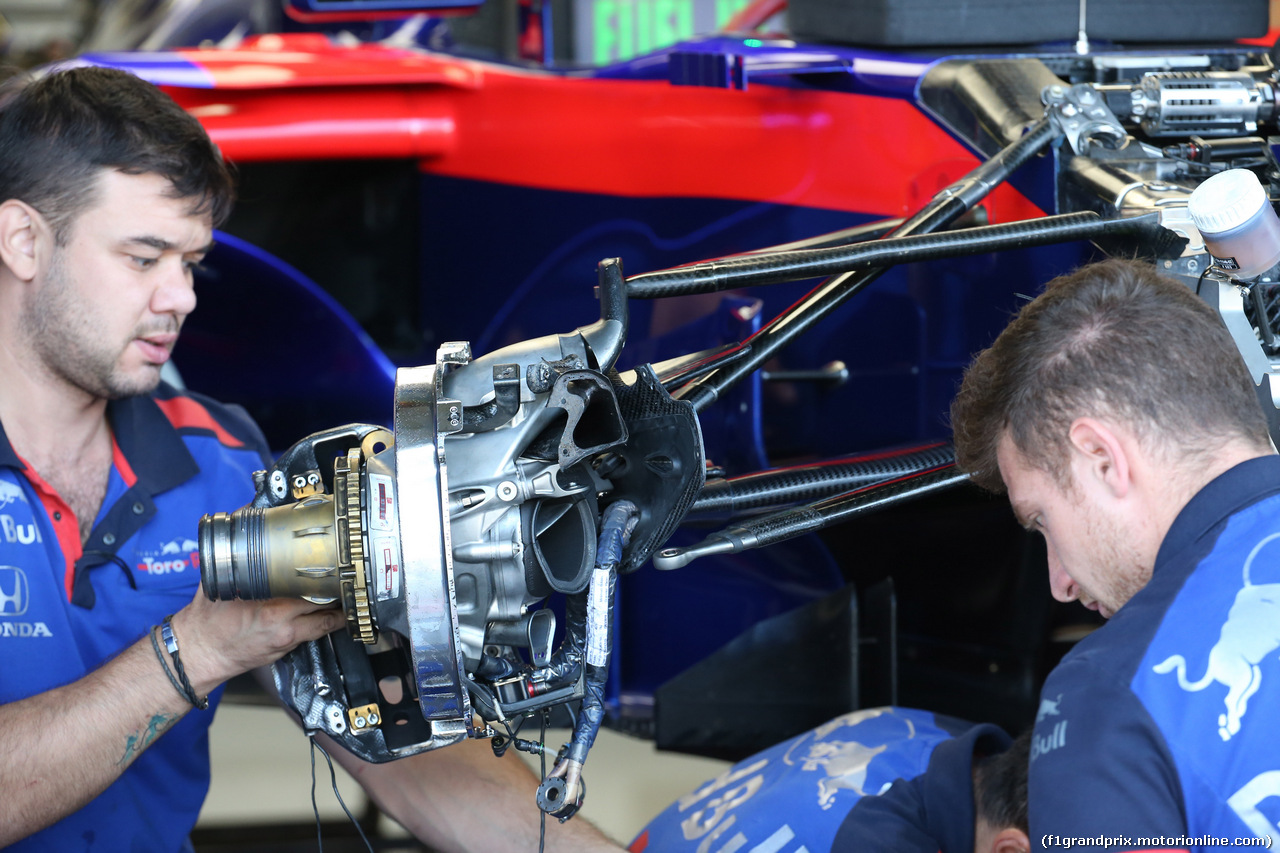 GP GRAN BRETAGNA, 07.07.2018- meccanici works on Pierre Gasly (FRA) Scuderia Toro Rosso STR13 front sunspenson after the crash in Prove Libere 3,  of Brendon Hartley (FRA) Scuderia Toro Rosso STR13