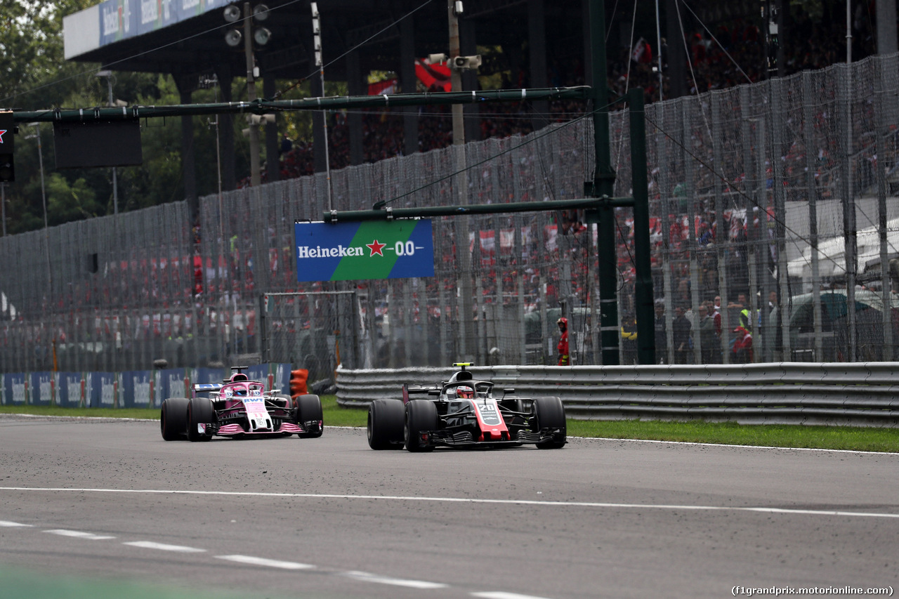 GP ITALIA, 02.09.2018 - Gara, Sergio Perez (MEX) Racing Point Force India F1 VJM11 e Kevin Magnussen (DEN) Haas F1 Team VF-18