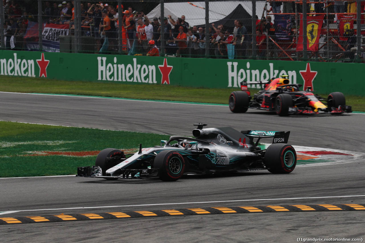 GP ITALIA, 02.09.2018 - Gara, Lewis Hamilton (GBR) Mercedes AMG F1 W09 davanti a Max Verstappen (NED) Red Bull Racing RB14