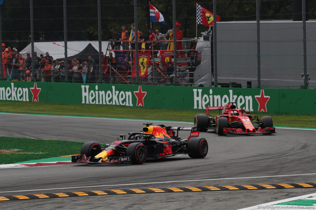GP ITALIA, 02.09.2018 - Gara, Daniel Ricciardo (AUS) Red Bull Racing RB14 davanti a Sebastian Vettel (GER) Ferrari SF71H
