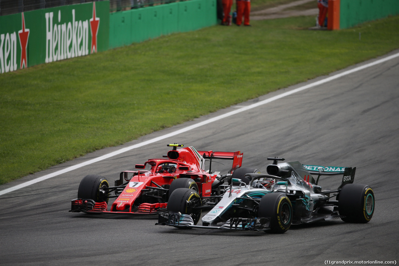 GP ITALIA, 02.09.2018 - Gara, Lewis Hamilton (GBR) Mercedes AMG F1 W09 overtakes Kimi Raikkonen (FIN) Ferrari SF71H