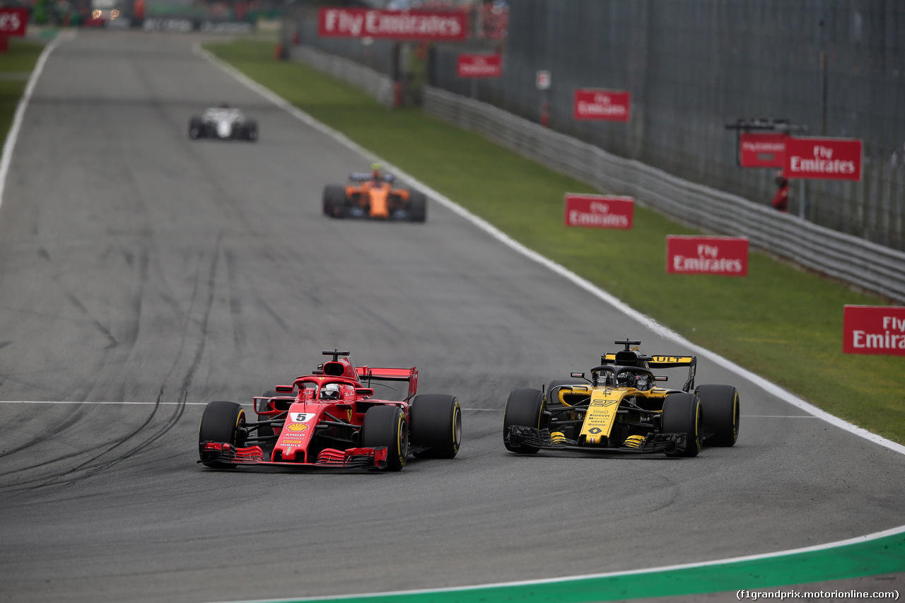 GP ITALIA, 02.09.2018 - Gara, Sebastian Vettel (GER) Ferrari SF71H e Nico Hulkenberg (GER) Renault Sport F1 Team RS18