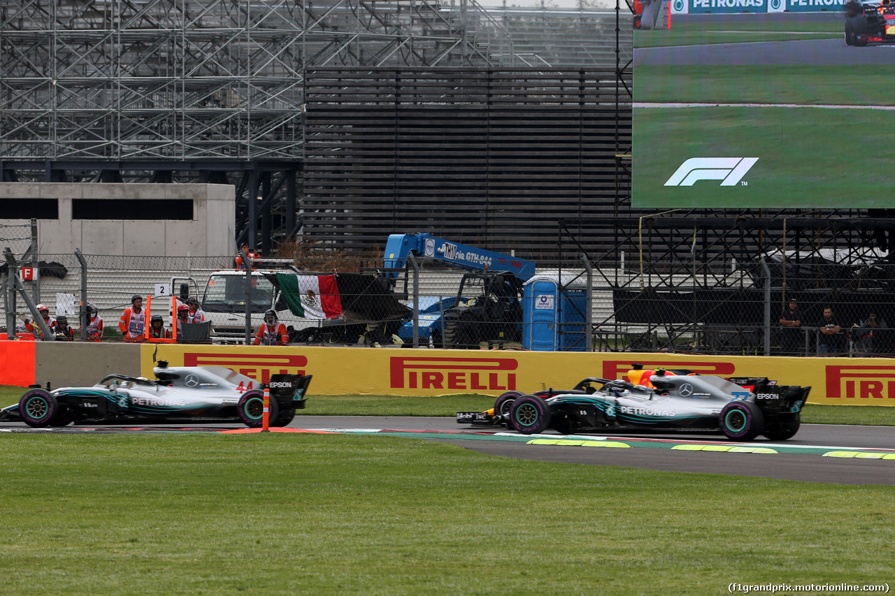 GP MESSICO, 28.10.2018 - Gara, Start of the race, Lewis Hamilton (GBR) Mercedes AMG F1 W09 davanti a Valtteri Bottas (FIN) Mercedes AMG F1 W09 e Daniel Ricciardo (AUS) Red Bull Racing RB14