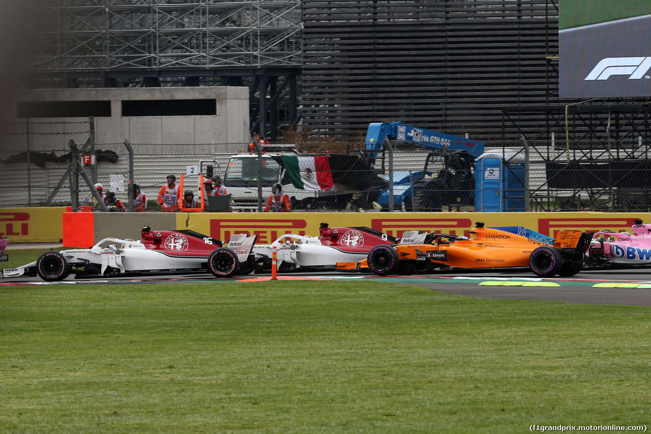 GP MESSICO, 28.10.2018 - Gara, Charles Leclerc (MON) Sauber C37 e Marcus Ericsson (SUE) Sauber C37