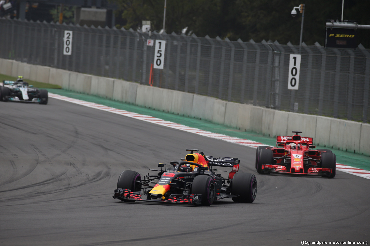GP MESSICO, 28.10.2018 - Gara, Daniel Ricciardo (AUS) Red Bull Racing RB14 davanti a Sebastian Vettel (GER) Ferrari SF71H