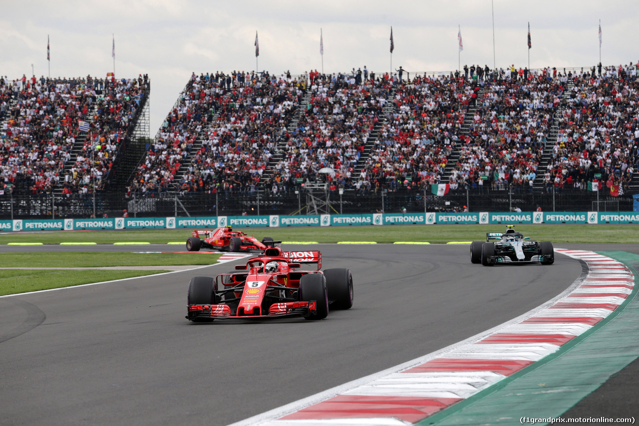 GP MESSICO, 28.10.2018 - Gara, Sebastian Vettel (GER) Ferrari SF71H davanti a Valtteri Bottas (FIN) Mercedes AMG F1 W09