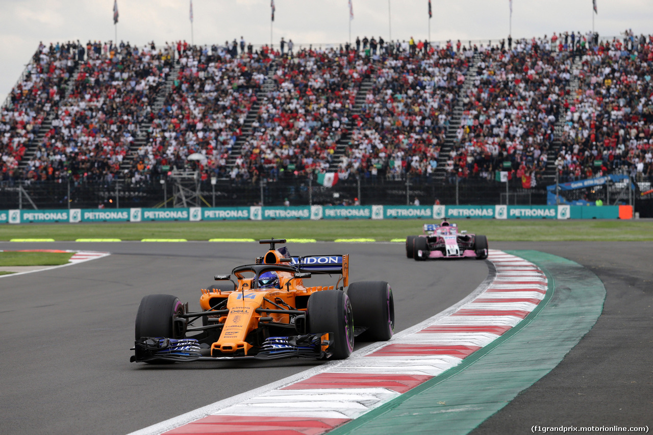 GP MESSICO, 28.10.2018 - Gara, Fernando Alonso (ESP) McLaren MCL33 e Sergio Perez (MEX) Racing Point Force India F1 VJM11