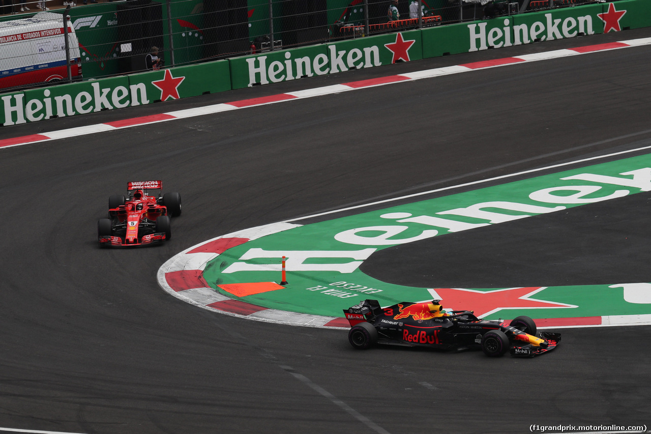 GP MESSICO, 28.10.2018 - Gara, Daniel Ricciardo (AUS) Red Bull Racing RB14 davanti a Sebastian Vettel (GER) Ferrari SF71H