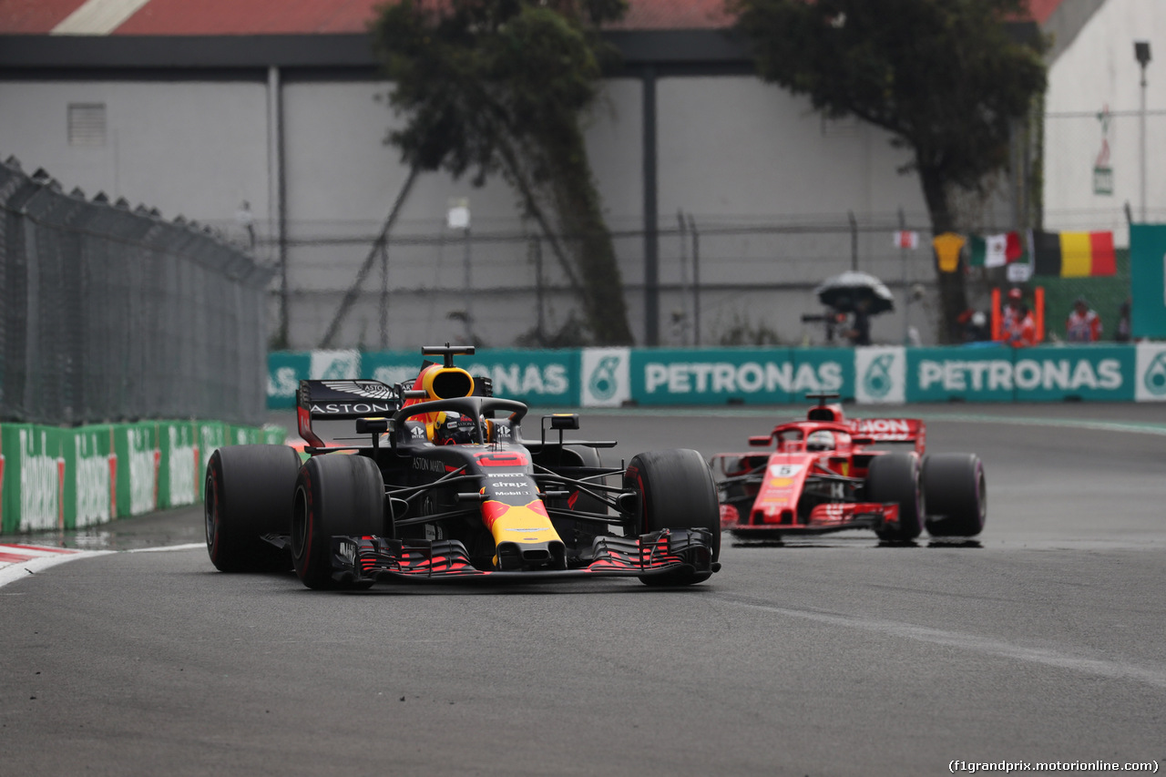 GP MESSICO, 28.10.2018 - Gara, Daniel Ricciardo (AUS) Red Bull Racing RB14 e Sebastian Vettel (GER) Ferrari SF71H