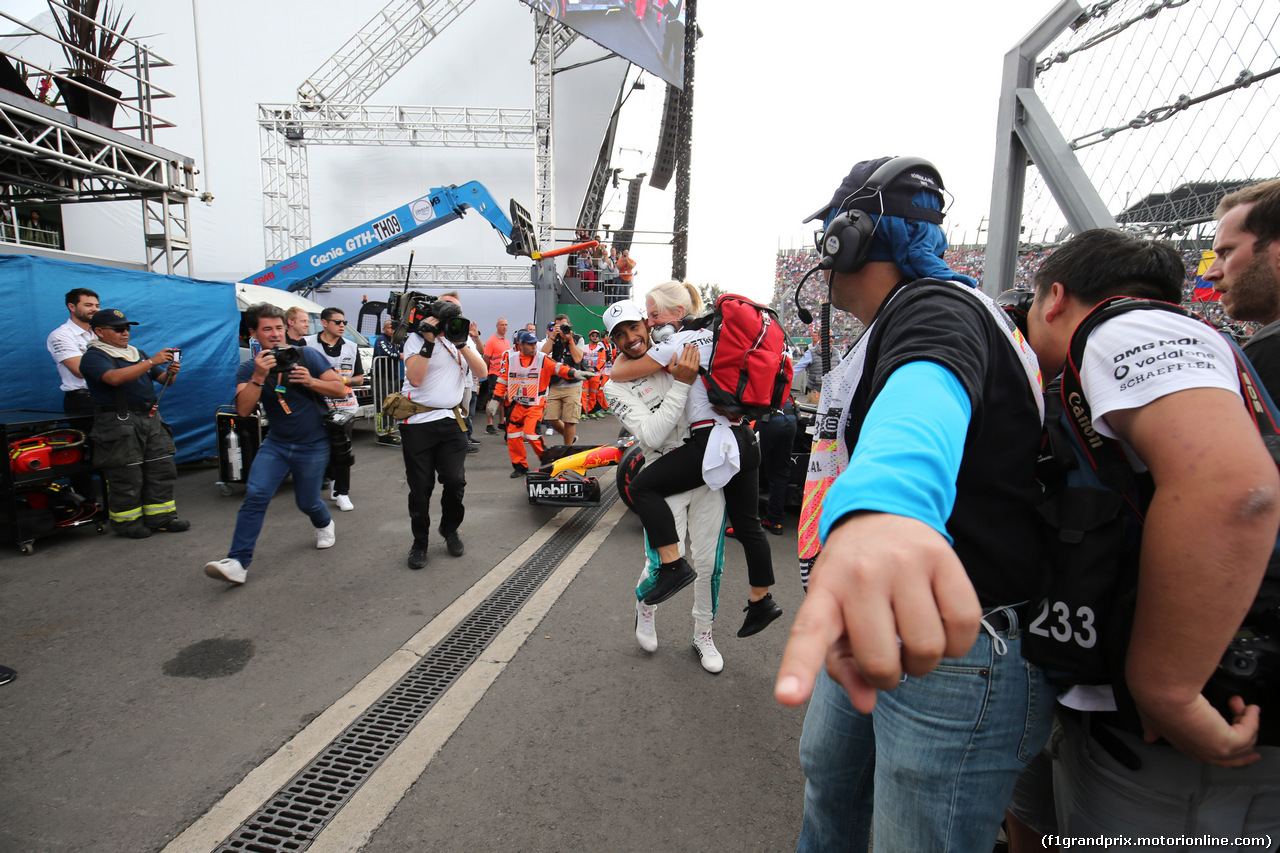 GP MESSICO, 28.10.2018 - Gara, Lewis Hamilton (GBR) Mercedes AMG F1 W09, F1 2018 champion with Angela Cullen (NZL) Mercedes AMG F1 Physiotherapist of Lewis Hamilton (GBR)