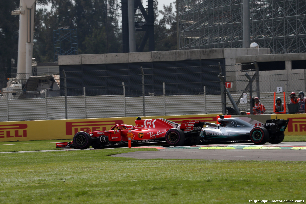 GP MESSICO, 28.10.2018 - Gara, Kimi Raikkonen (FIN) Ferrari SF71H e Lewis Hamilton (GBR) Mercedes AMG F1 W09