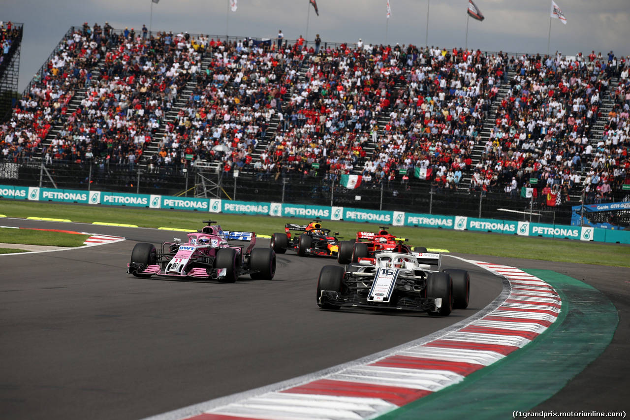 GP MESSICO, 28.10.2018 - Gara, Sergio Perez (MEX) Racing Point Force India F1 VJM11 e Charles Leclerc (MON) Sauber C37