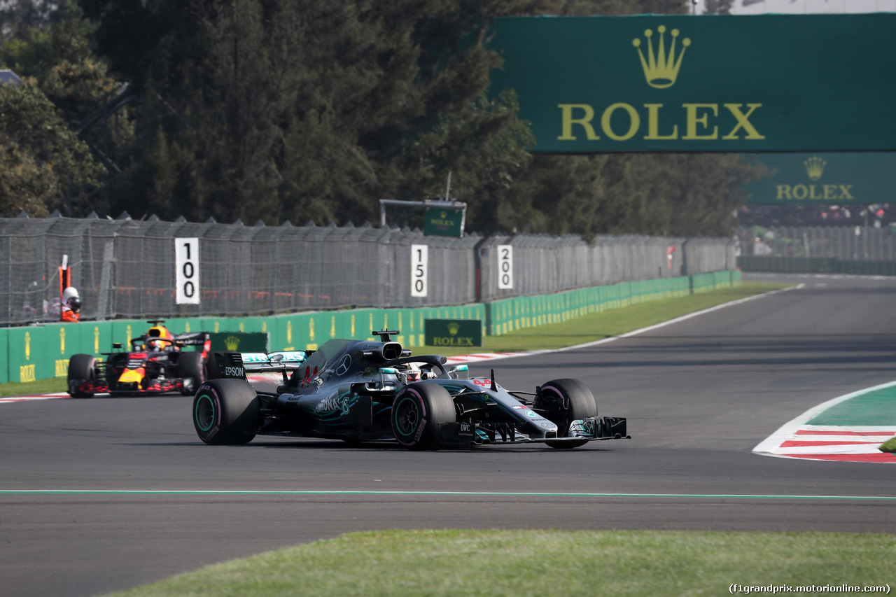 GP MESSICO, 26.10.2018 - Prove Libere 1, Lewis Hamilton (GBR) Mercedes AMG F1 W09 e Daniel Ricciardo (AUS) Red Bull Racing RB14