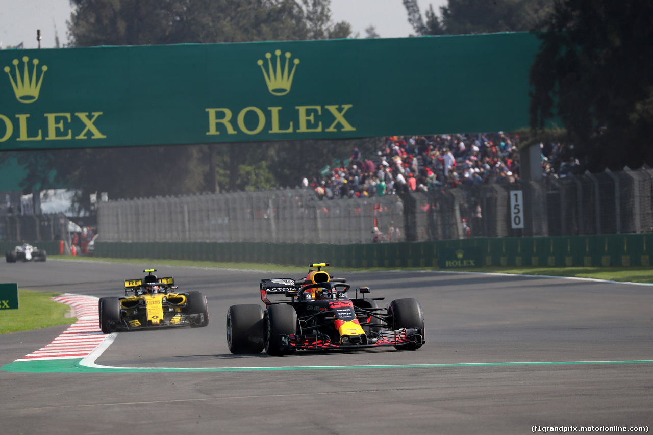 GP MESSICO, 26.10.2018 - Prove Libere 1, Max Verstappen (NED) Red Bull Racing RB14 davanti a Carlos Sainz Jr (ESP) Renault Sport F1 Team RS18