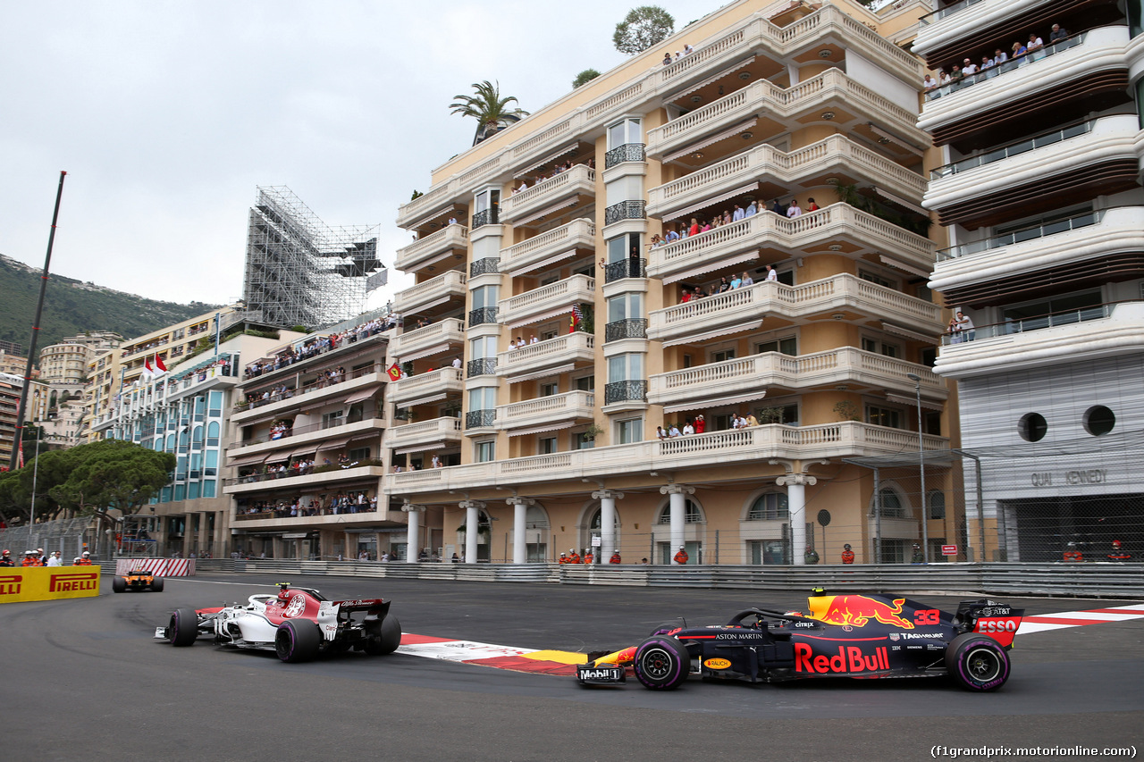 GP MONACO, 27.05.2018 - Gara, Charles Leclerc (MON) Sauber C37 e Max Verstappen (NED) Red Bull Racing RB14