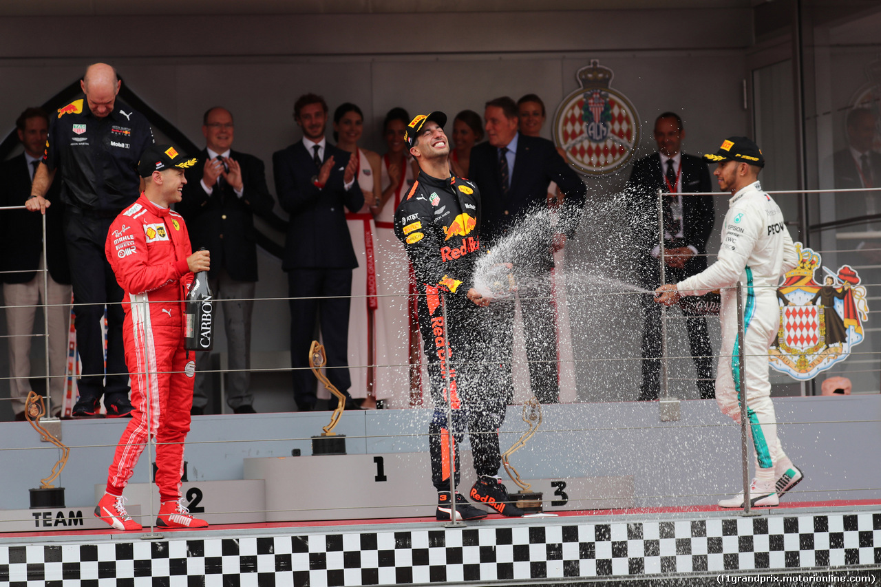 GP MONACO, 27.05.2018 - Gara, 2nd place Sebastian Vettel (GER) Ferrari SF71H, Daniel Ricciardo (AUS) Red Bull Racing RB14 e 3rd place Lewis Hamilton (GBR) Mercedes AMG F1 W09